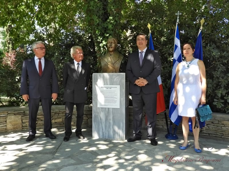 Στα Αποκαλυπτήρια προτομής του Μωυσή Αλλατίνι στην Βίλλα Αλλατίνι - 2020 Η γλύπτρια Ντίνα Αναστασιάδου με τον Περιφερειάρχη κ. Απόστολο Τζιτζικώστα, τον απόγονο του Μωυσή Αλλατίνη κ. Laurent Dassault και τον Γενικό Πρόξενο της Γαλλίας κ. Philippe Ray
